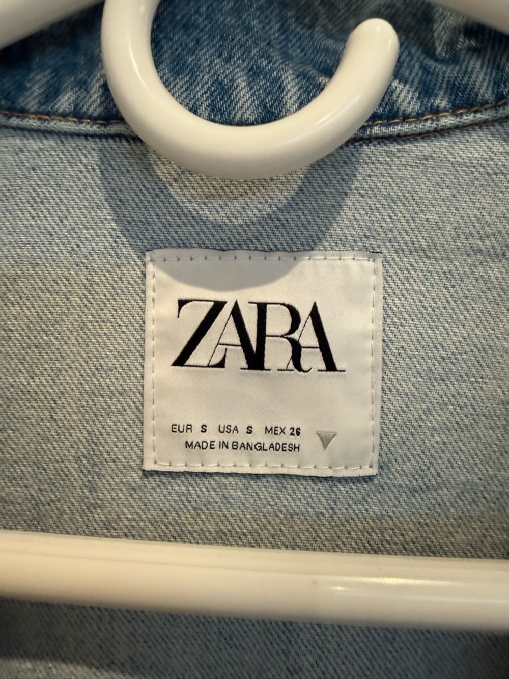 ZARA Light Wash Denim Jean Jacket in Faded Blue - Picture 2 of 3